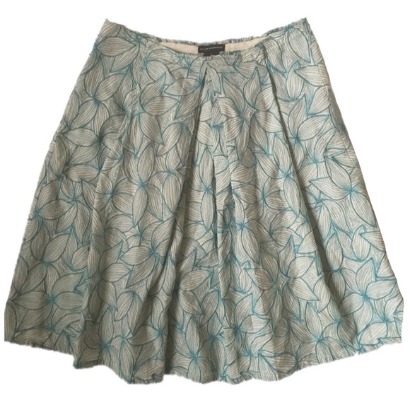 Club Monaco Skirt with Floral appliqué Embroidery - Picture 6 of 6